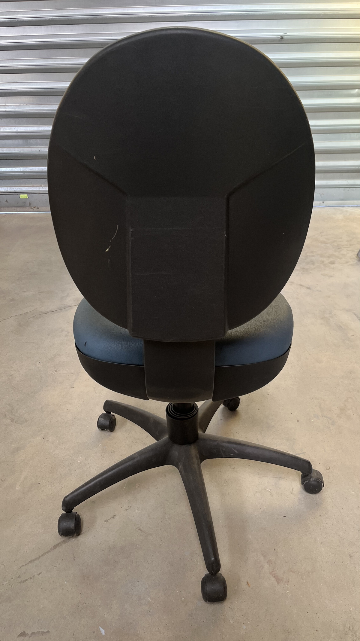 Chaise de bureau à roulettes en tissu bleu sans accoudoirs