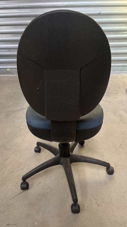 Chaise de bureau à roulettes en tissu bleu sans accoudoirs