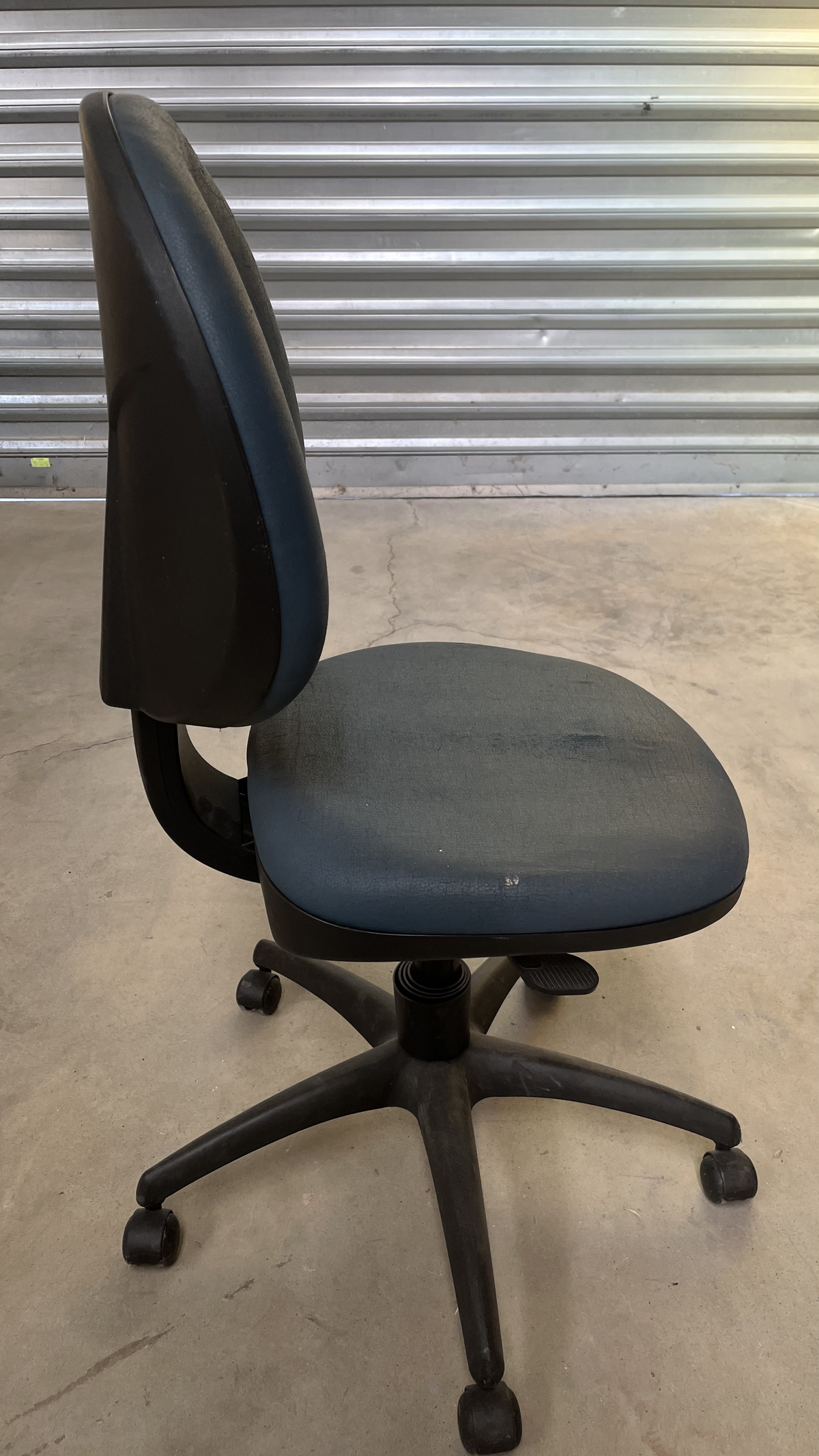 Chaise de bureau à roulettes en tissu bleu sans accoudoirs