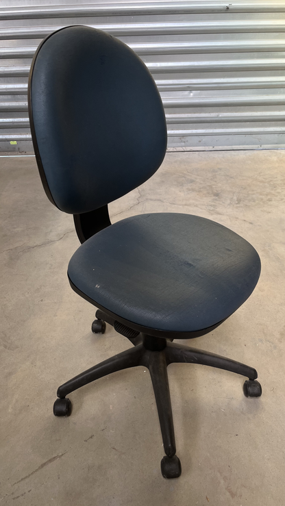 Chaise de bureau à roulettes en tissu bleu sans accoudoirs