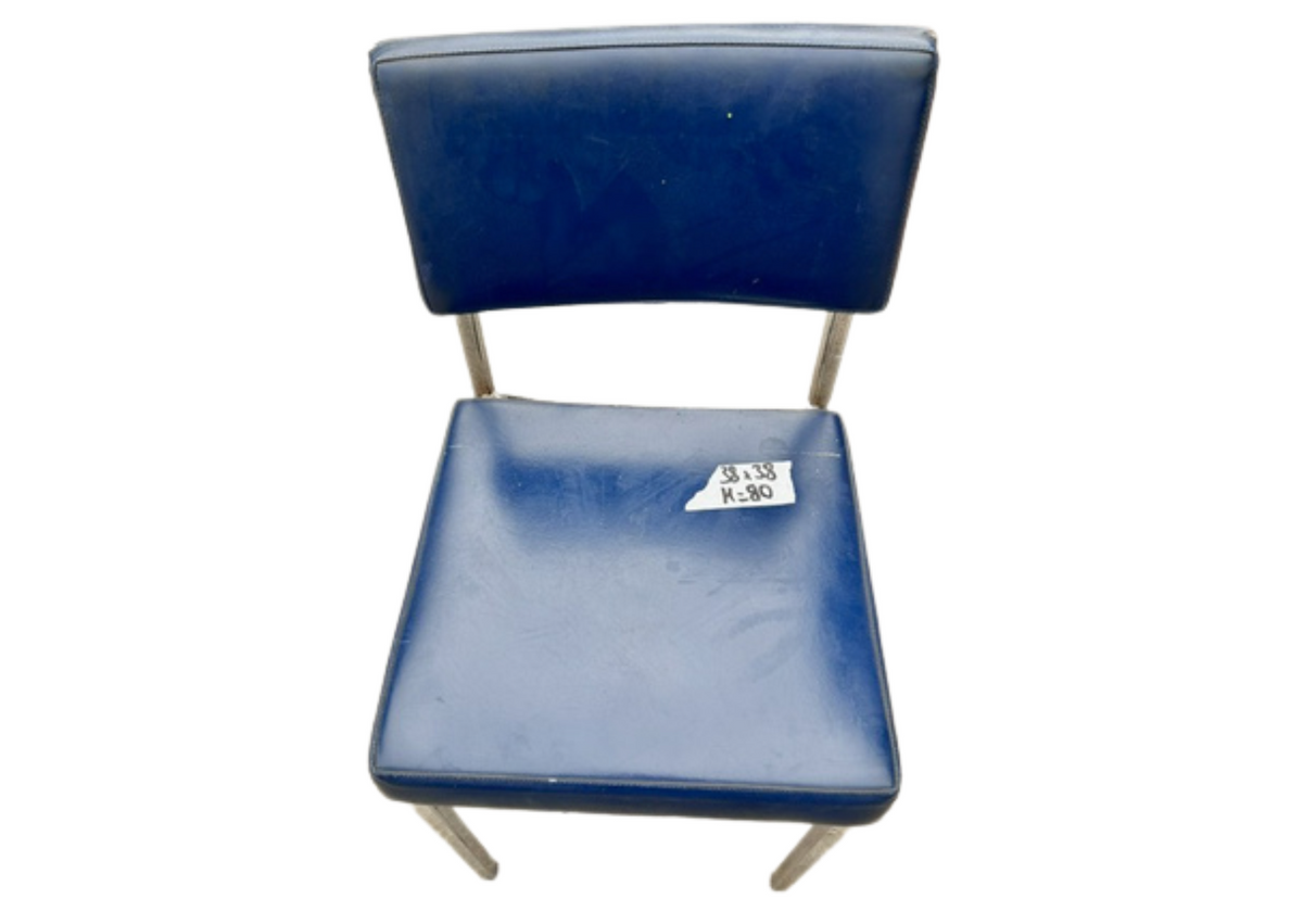 Chaise en cuir bleu marine sur pieds chromés