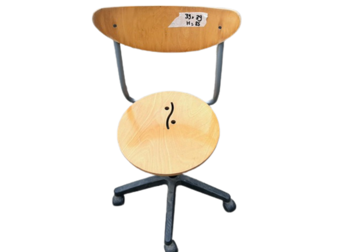 Chaise de bureau pivotante en bois clair à roulettes