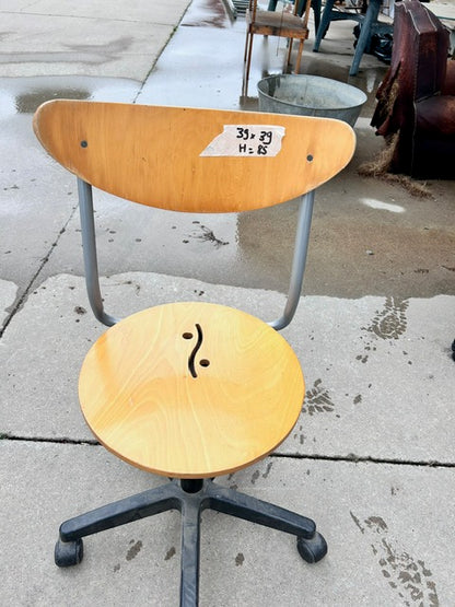 Chaise de bureau pivotante en bois clair à roulettes