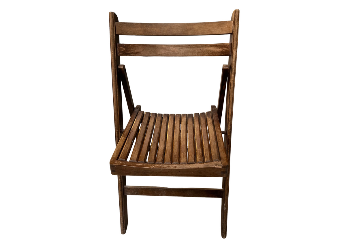 Chaise pliante en bois foncé à lattes