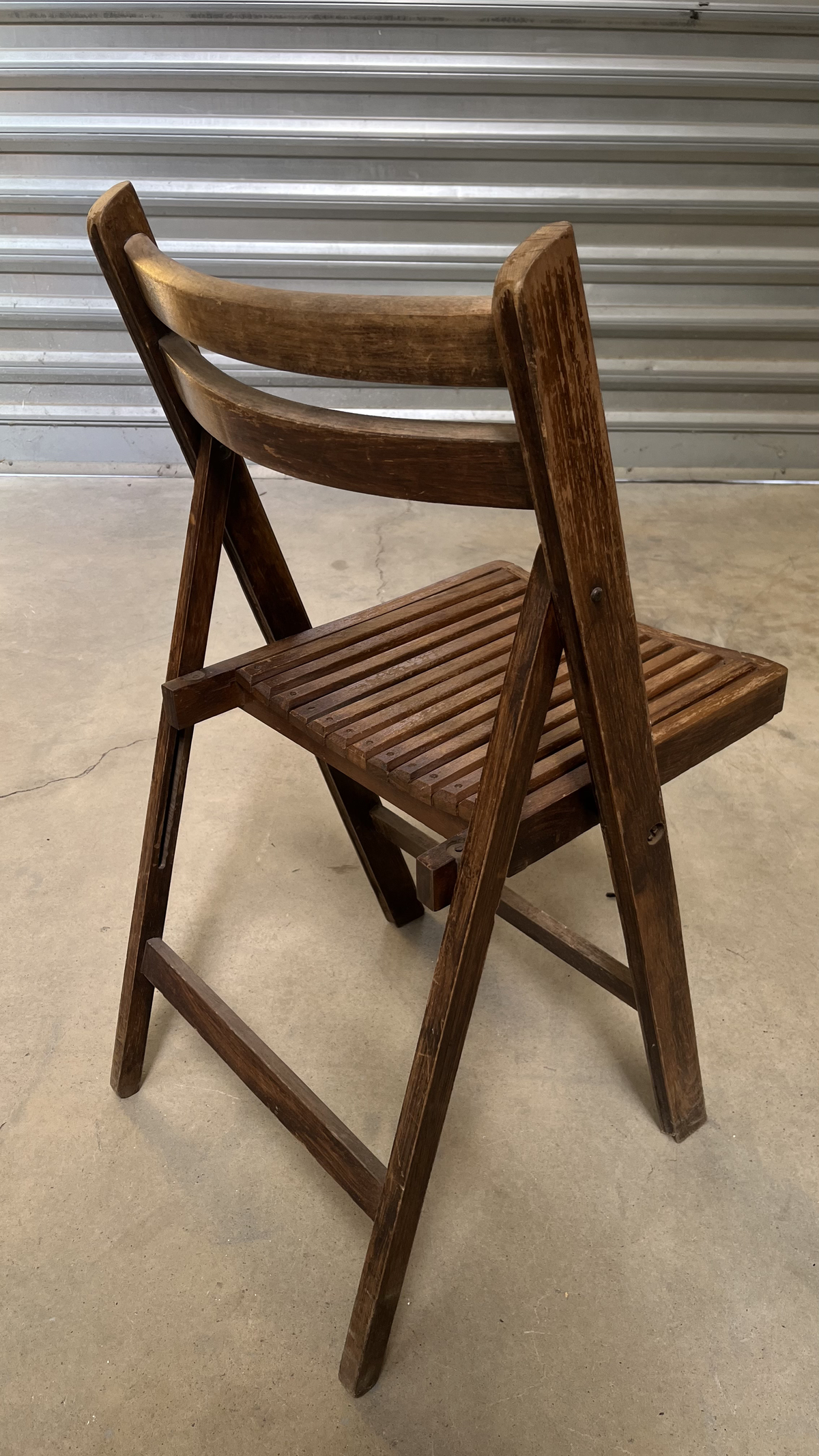 Chaise pliante en bois foncé à lattes