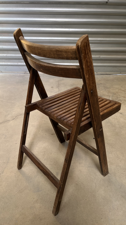 Chaise pliante en bois foncé à lattes