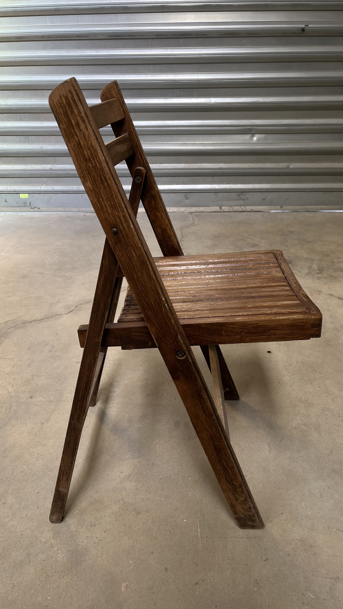 Chaise pliante en bois foncé à lattes