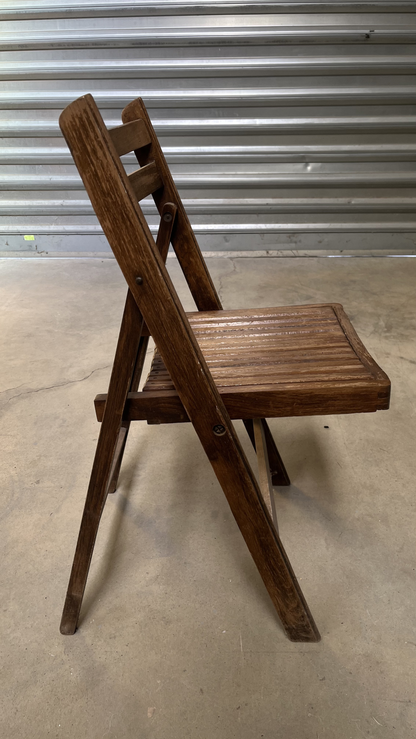 Chaise pliante en bois foncé à lattes