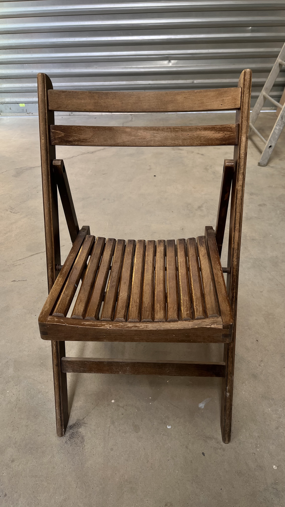 Chaise pliante en bois foncé à lattes