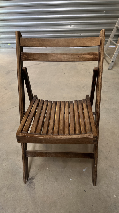 Chaise pliante en bois foncé à lattes