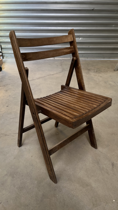 Chaise pliante en bois foncé à lattes