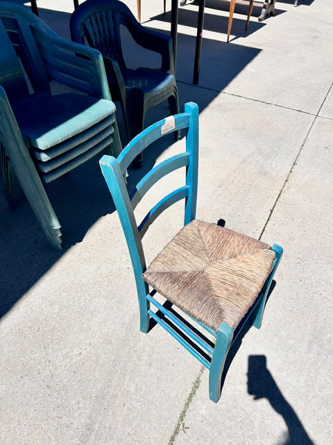 Chaise en bois peint bleu à assise paillée