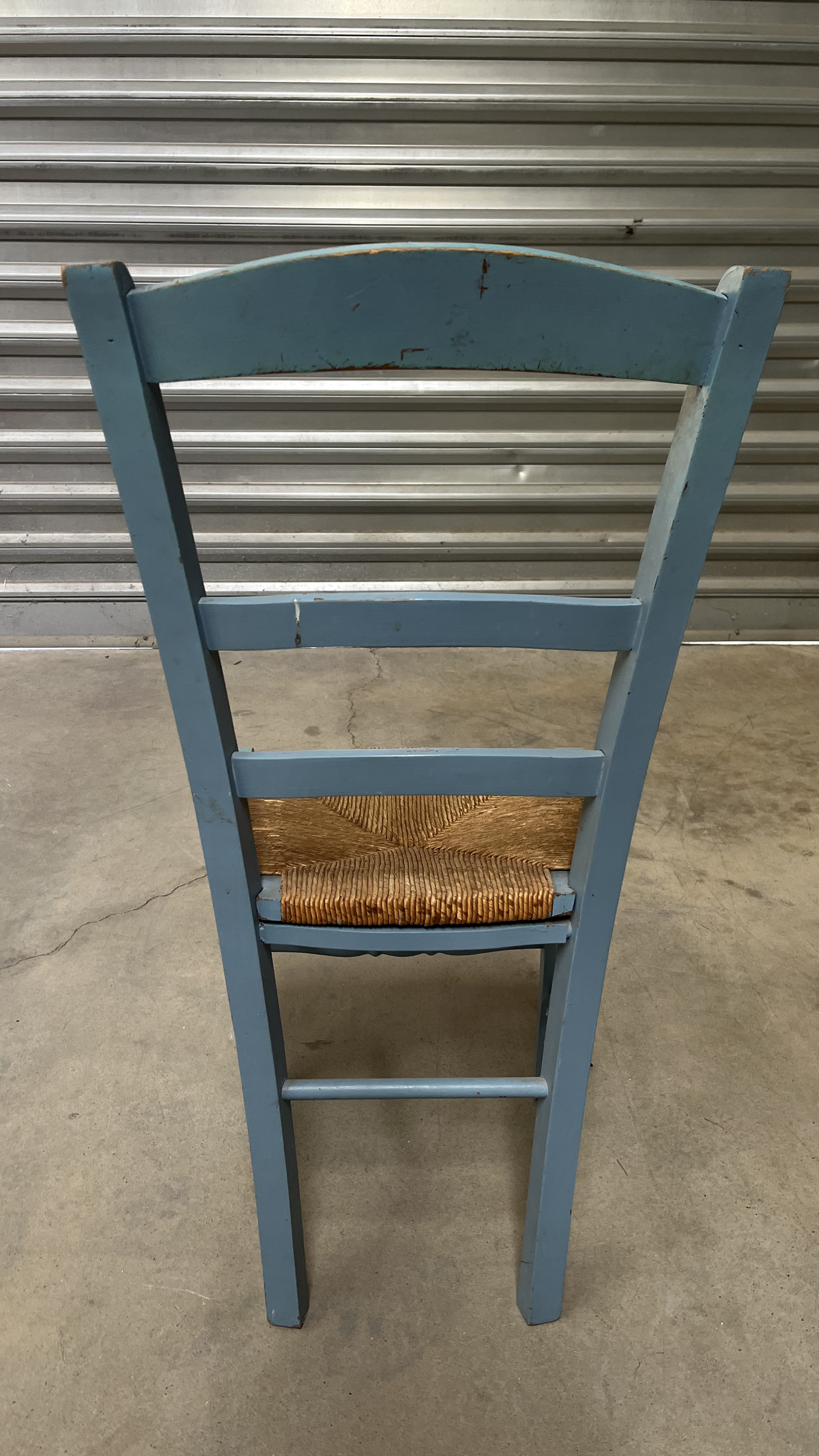 Chaise en bois peint bleu à assise paillée