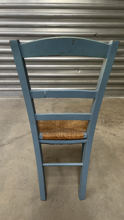 Chaise en bois peint bleu à assise paillée