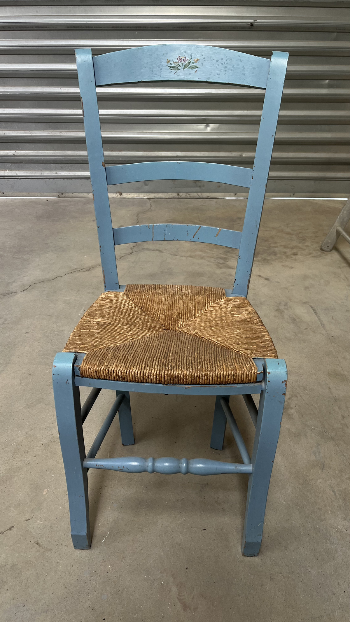 Chaise en bois peint bleu à assise paillée