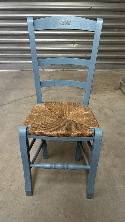 Chaise en bois peint bleu à assise paillée