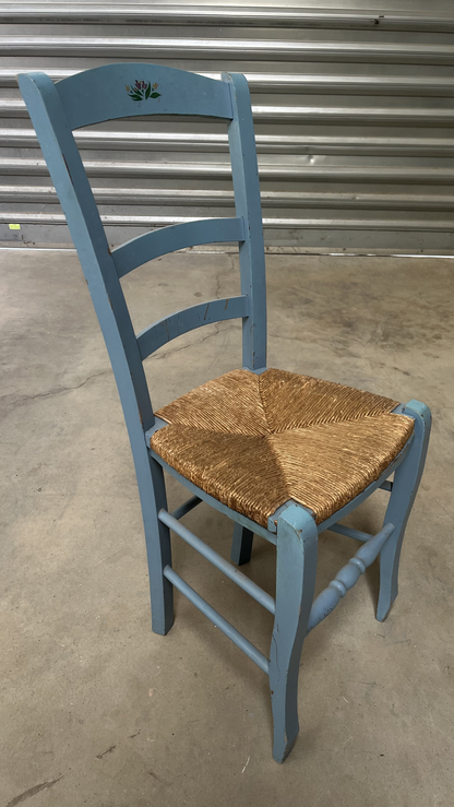 Chaise en bois peint bleu à assise paillée