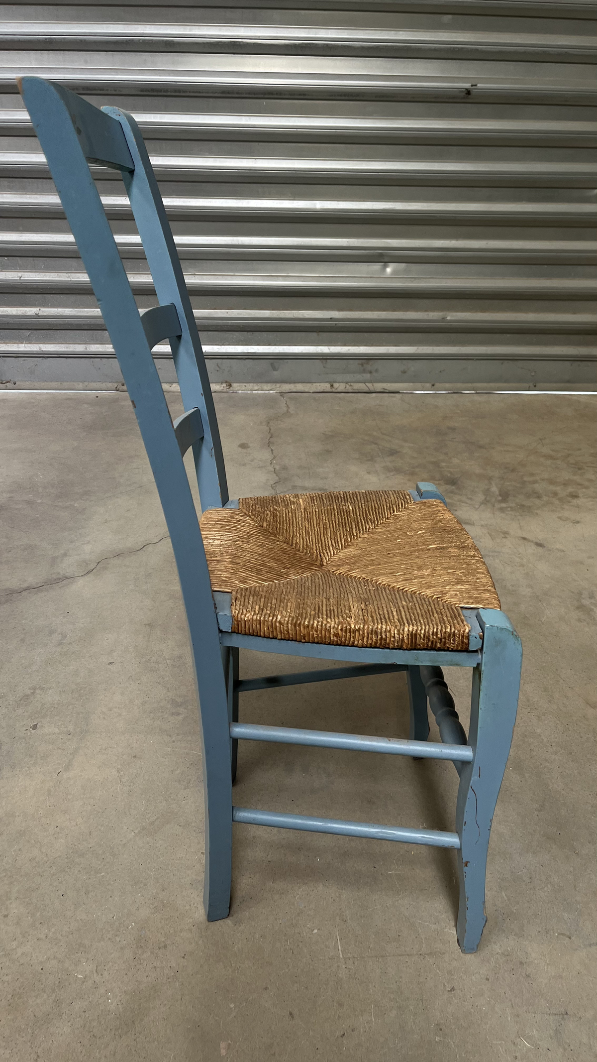 Chaise en bois peint bleu à assise paillée