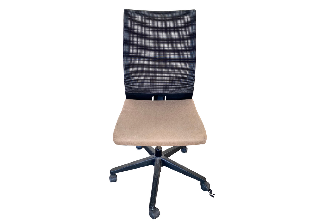 Chaise de bureau à roulettes à dossier en résille noire