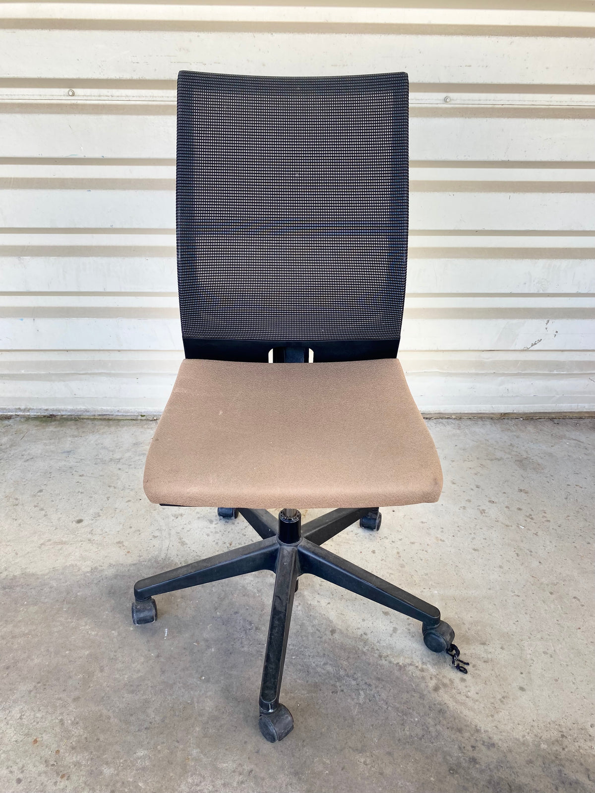 Chaise de bureau à roulettes à dossier en résille noire