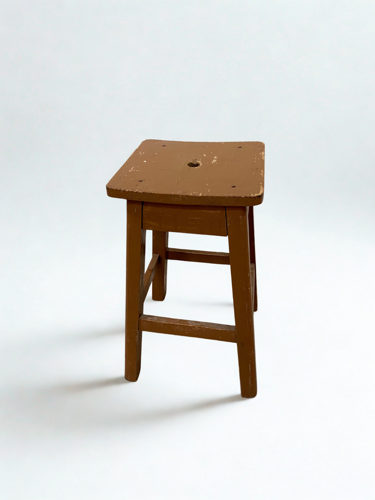 Tabouret carré en bois foncé