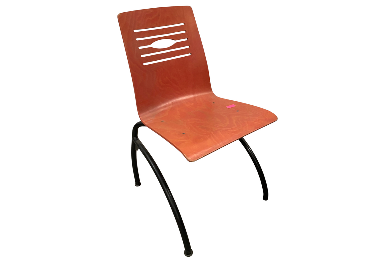 Chaise en bois rouge à dossier ajouré sur pieds noirs