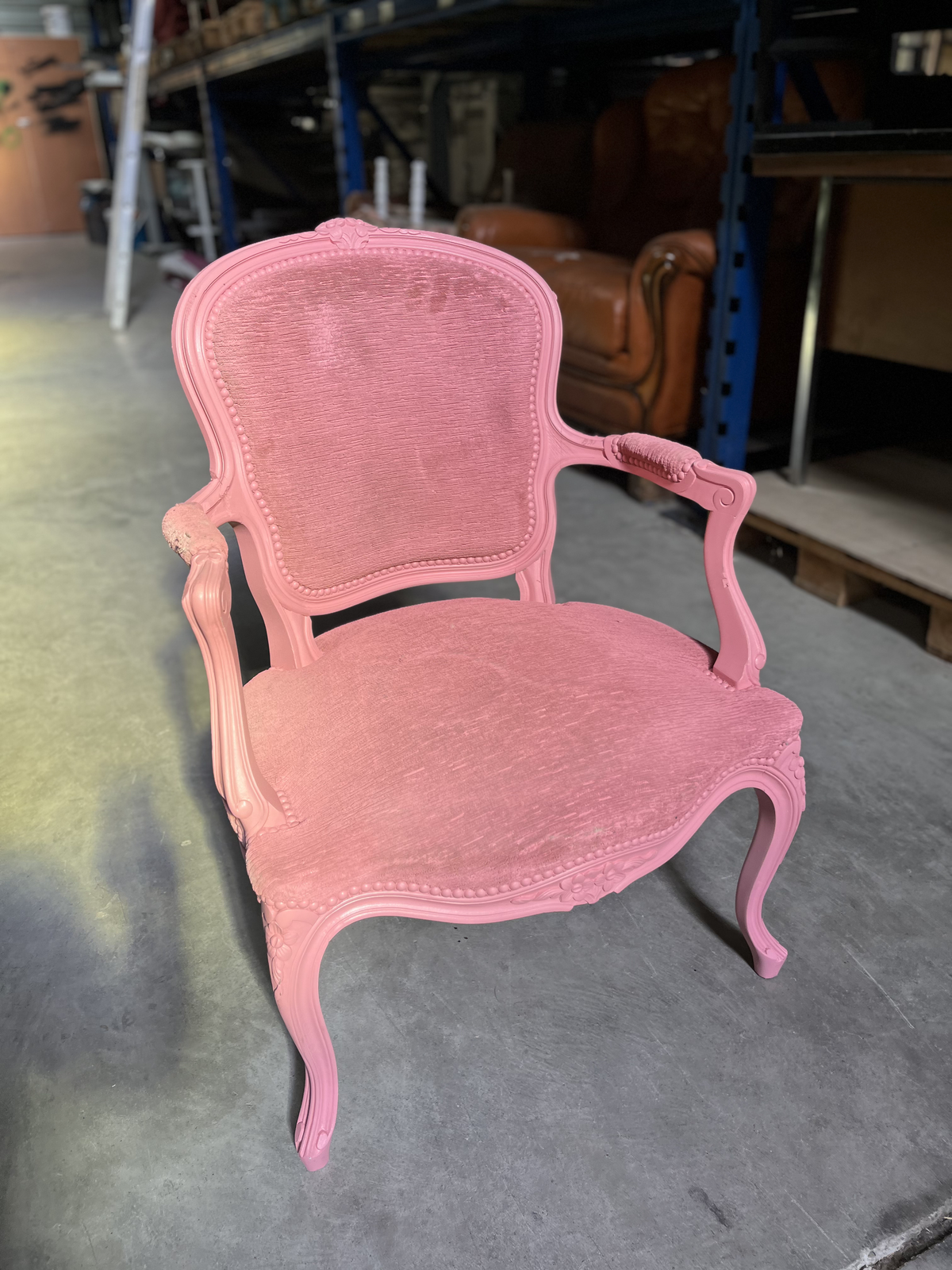 Fauteuil cabriolet de style Louis XV rose
