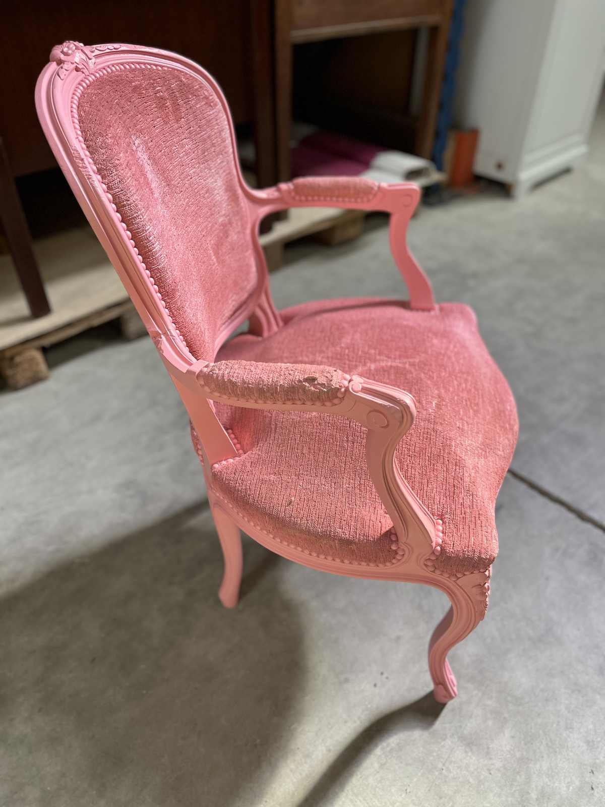 Fauteuil cabriolet de style Louis XV rose