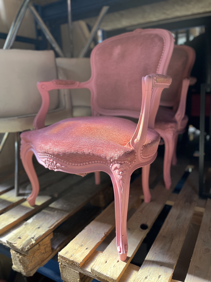 Fauteuil cabriolet de style Louis XV rose