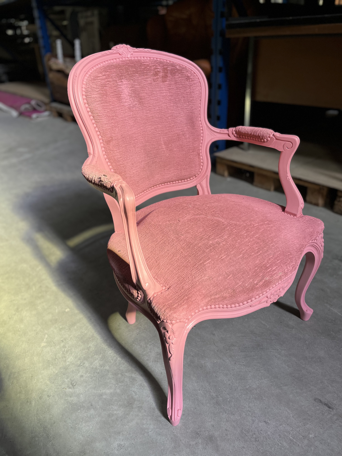 Fauteuil cabriolet de style Louis XV rose