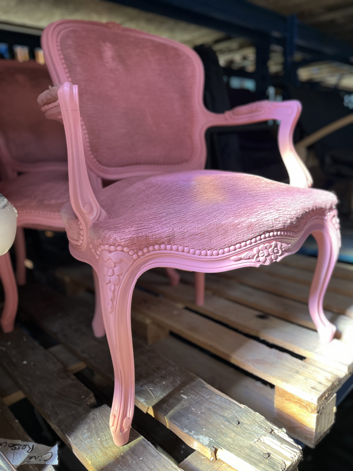 Fauteuil cabriolet de style Louis XV rose