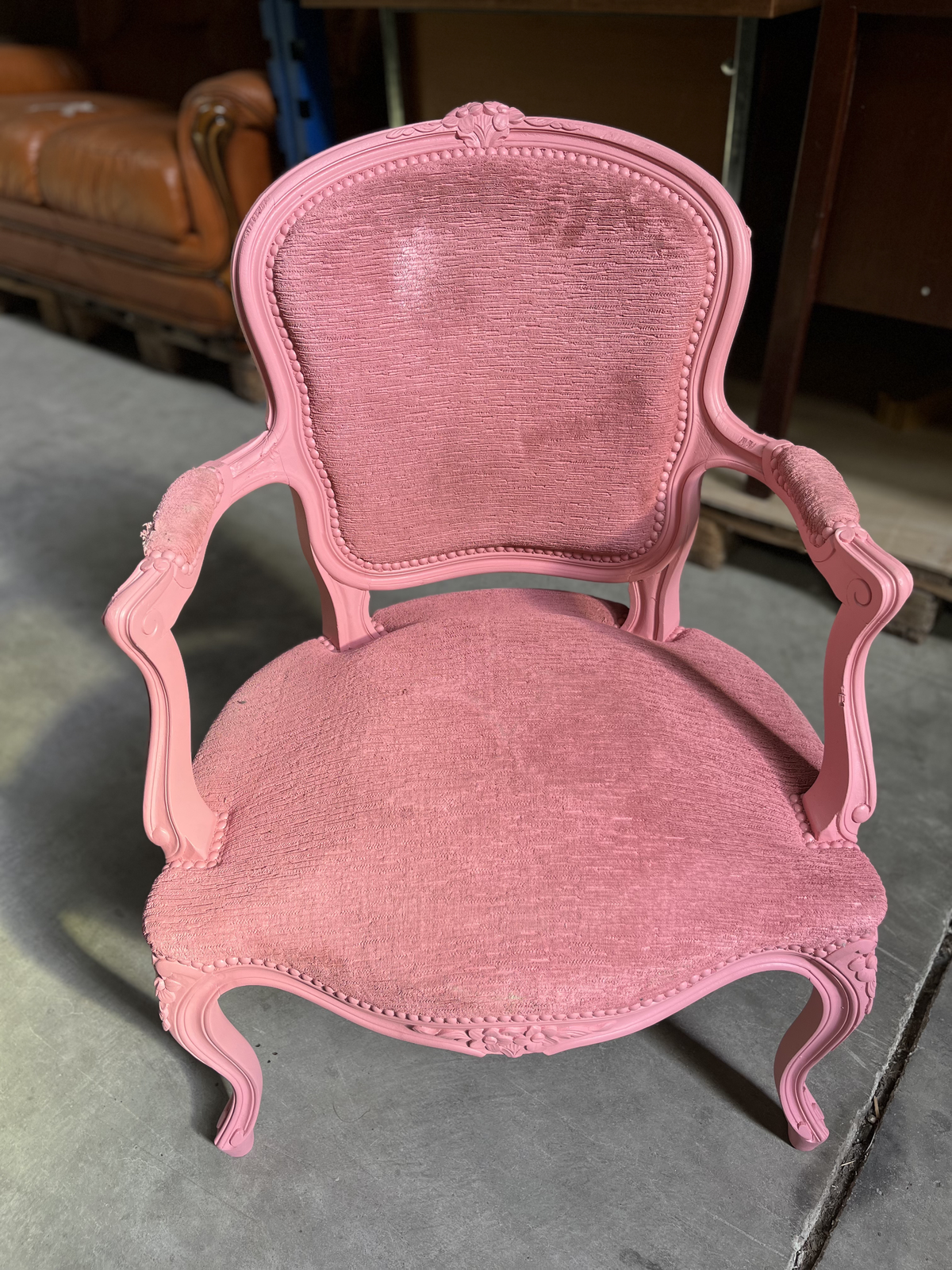 Fauteuil cabriolet de style Louis XV rose