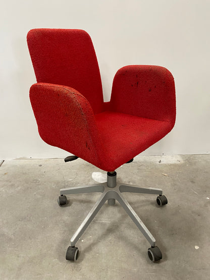 Chaise de bureau à roulettes en tissu rouge