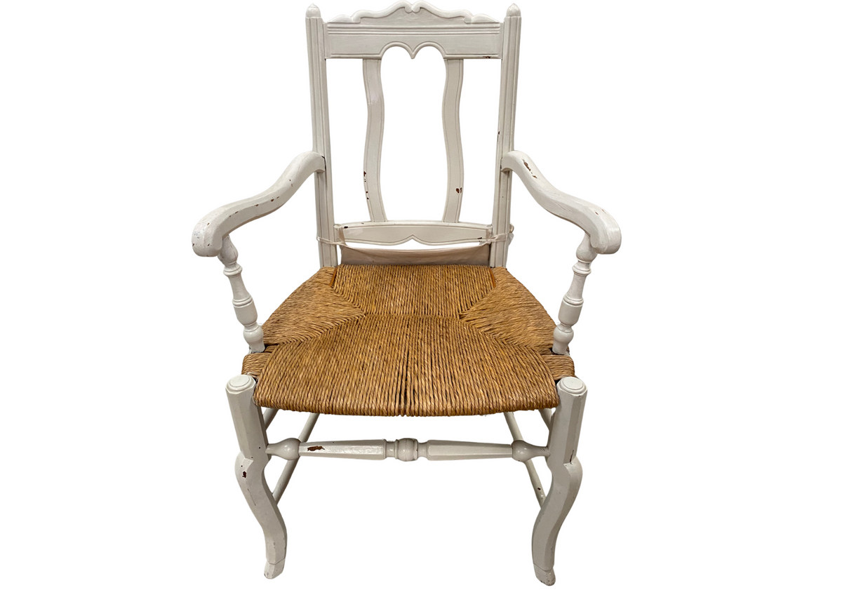 Fauteuil en bois peint blanc à assise paillée
