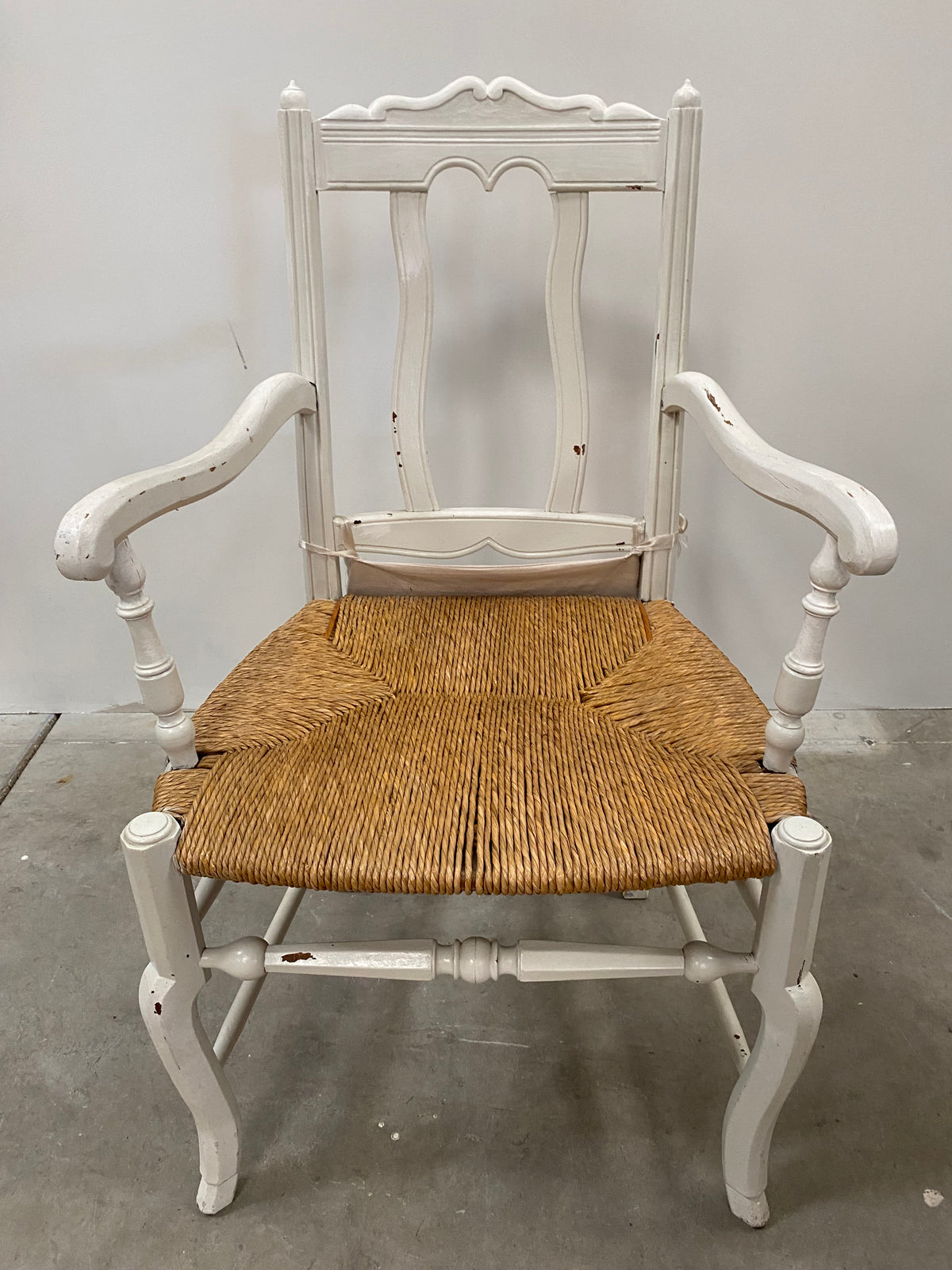 Fauteuil en bois peint blanc à assise paillée