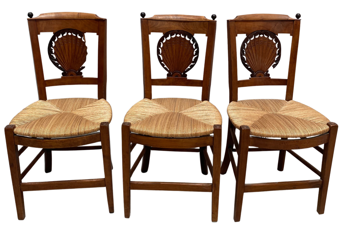Lot de chaises en bois sculpté à assise paillée