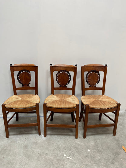 Lot de chaises en bois sculpté à assise paillée