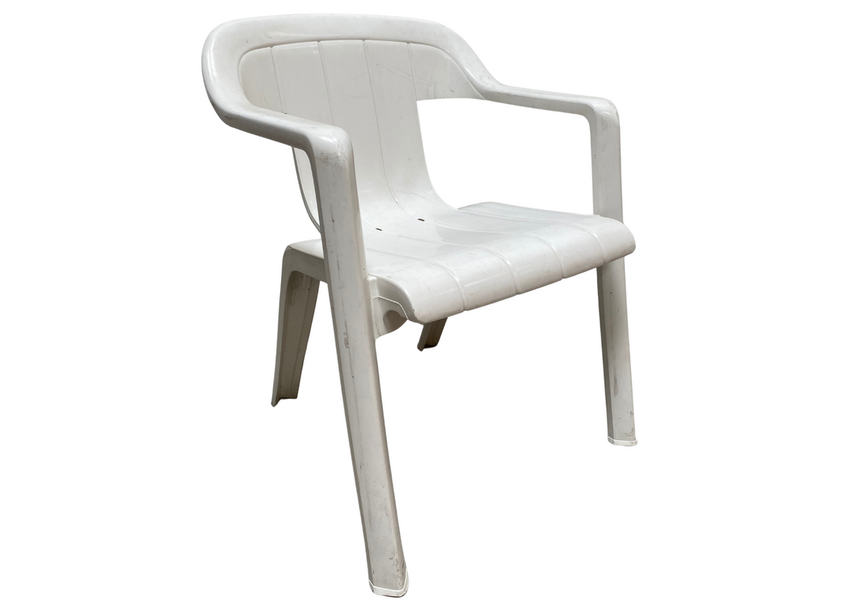 Chaise de jardin en plastique blanc à accoudoirs