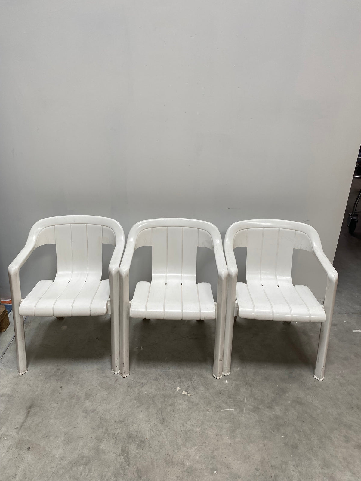 Chaise de jardin en plastique blanc à accoudoirs