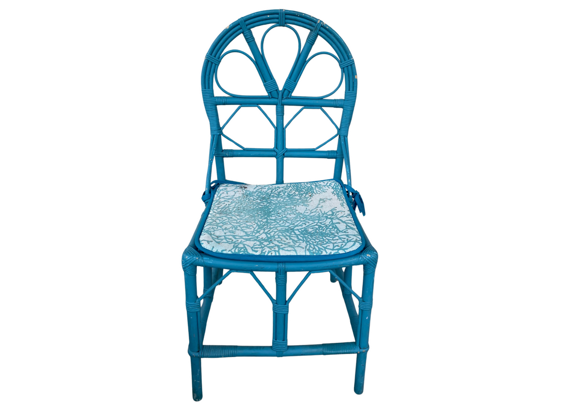 Chaise en rotin peint bleu à dossier ajouré