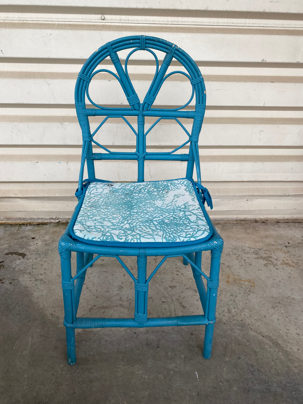 Chaise en rotin peint bleu à dossier ajouré