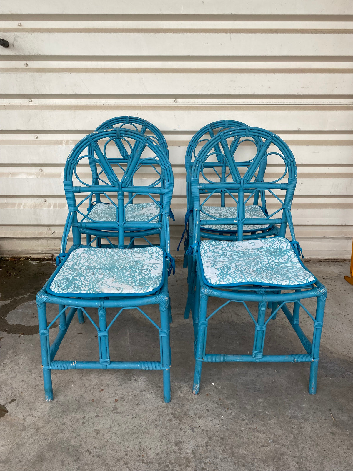Chaise en rotin peint bleu à dossier ajouré