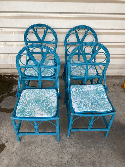 Chaise en rotin peint bleu à dossier ajouré
