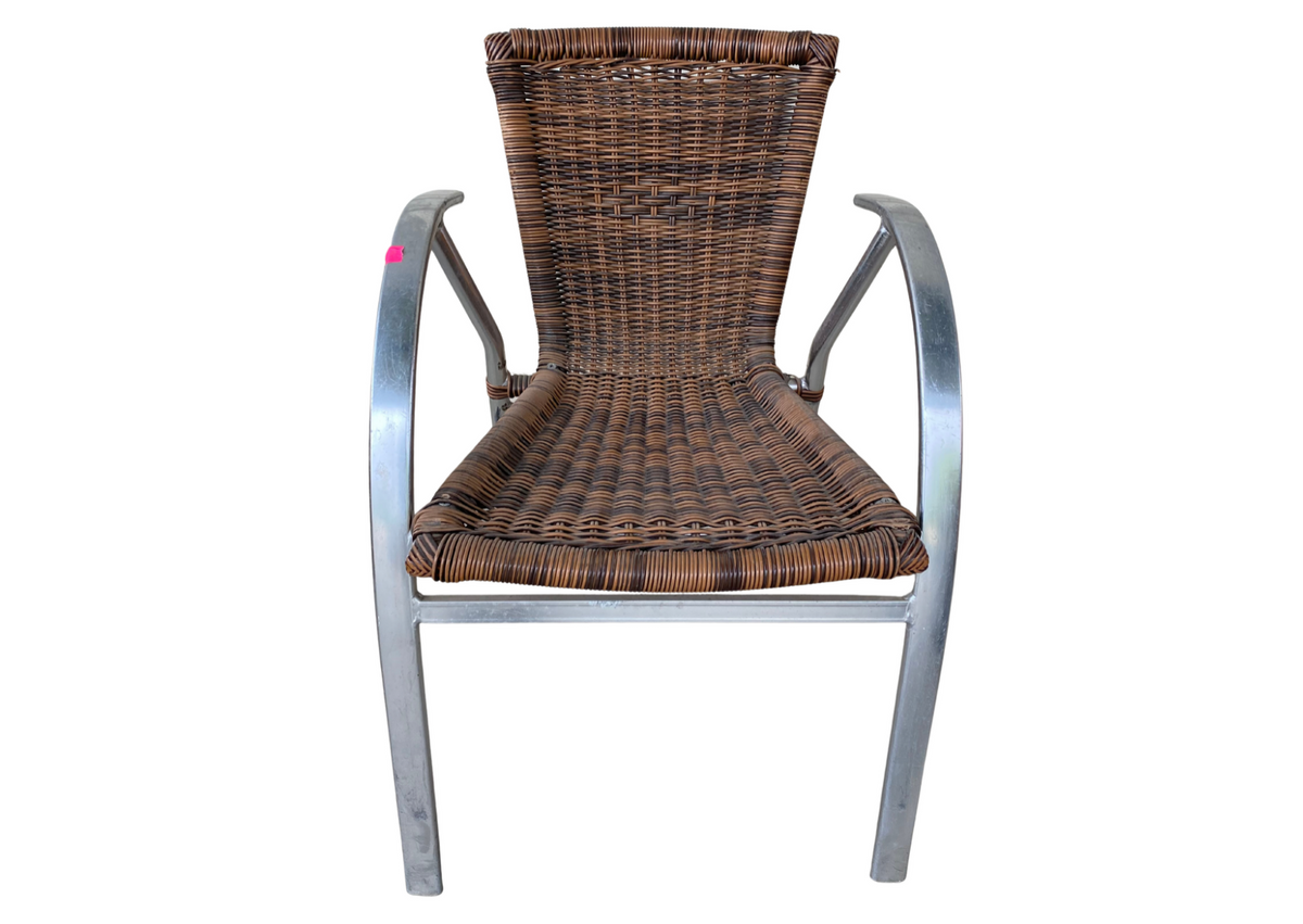 Fauteuil en métal et rotin tressé marron