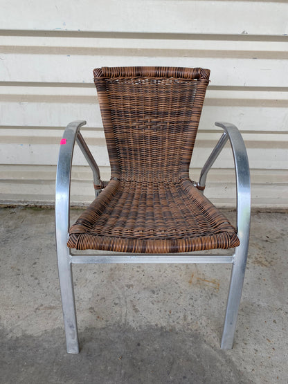 Fauteuil en métal et rotin tressé marron