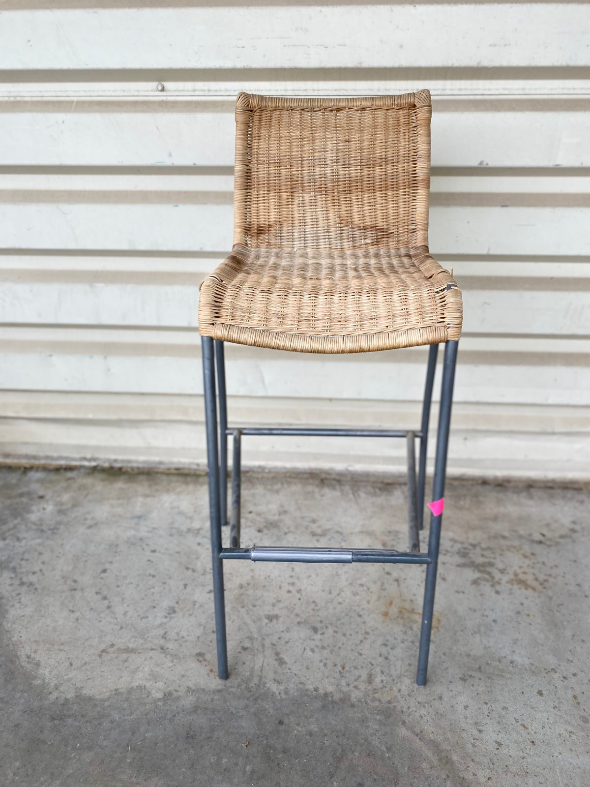 Tabouret de bar à dossier en rotin tressé