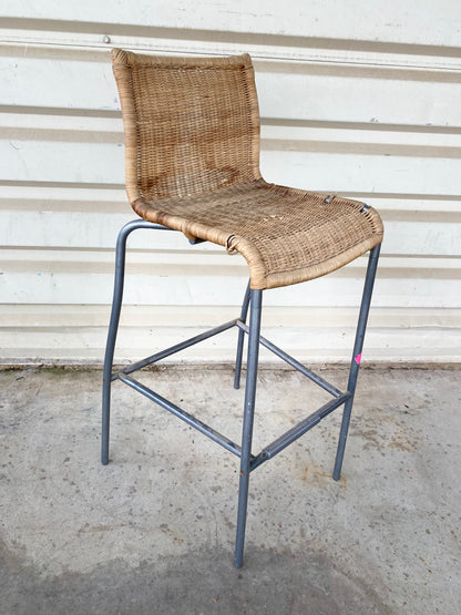 Tabouret de bar à dossier en rotin tressé