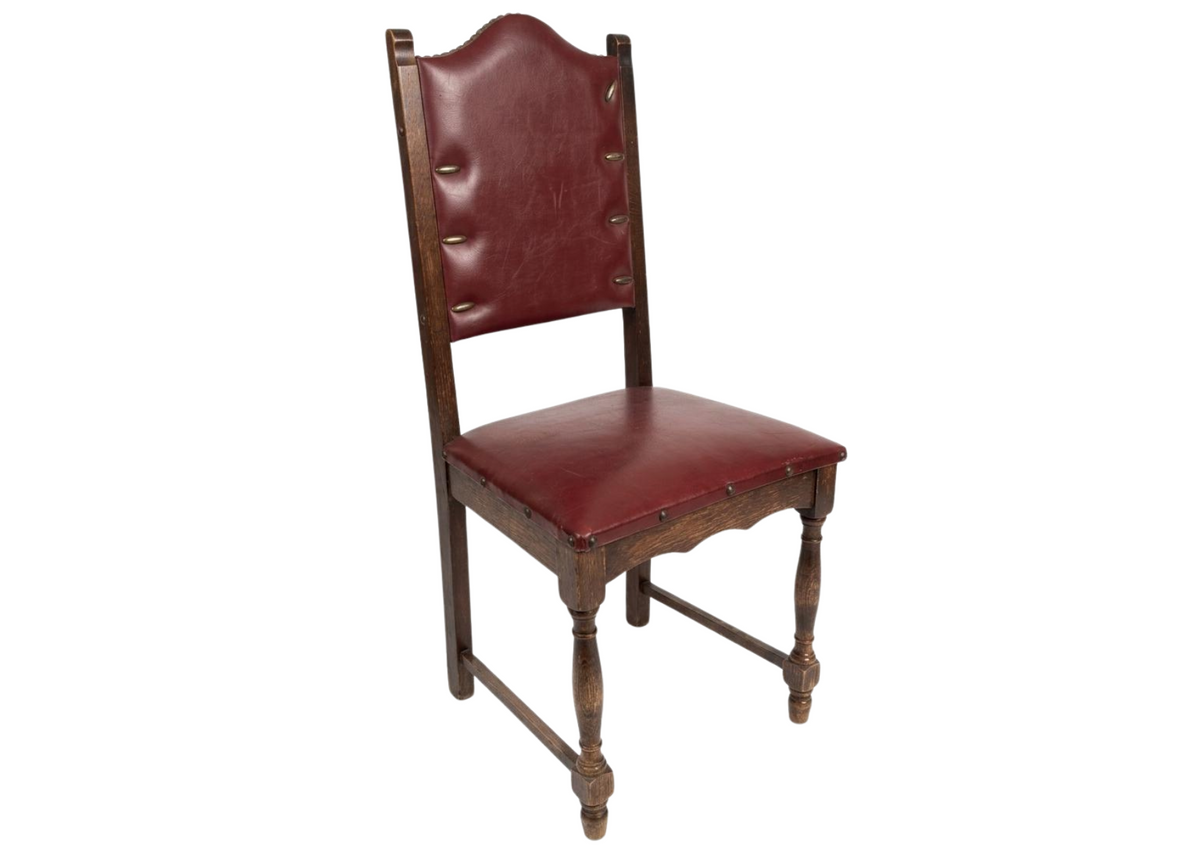 Chaise en bois foncé et cuir bordeaux clouté