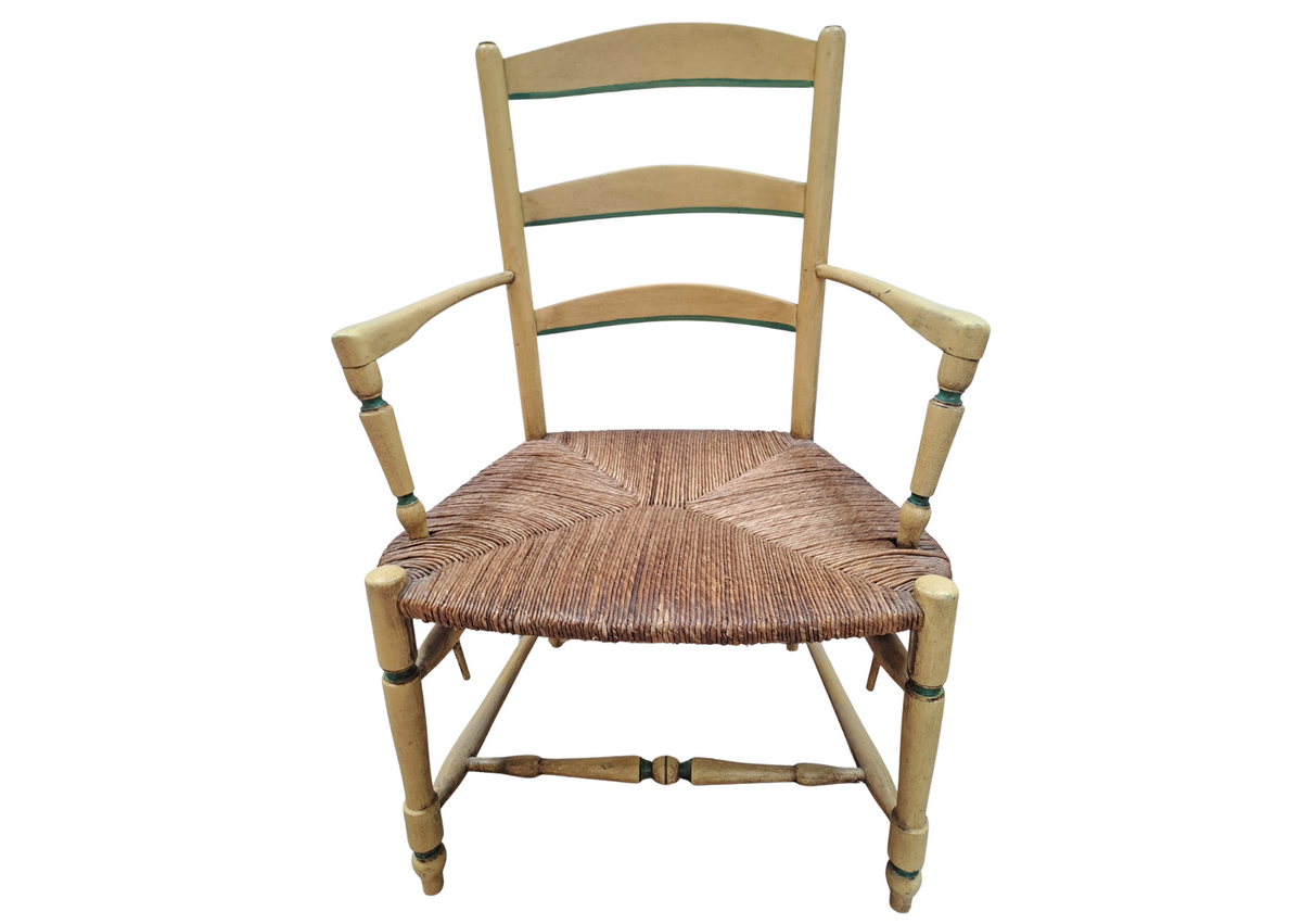 Fauteuil en bois clair à assise paillée (L 58 × P 48 × H 90 cm)