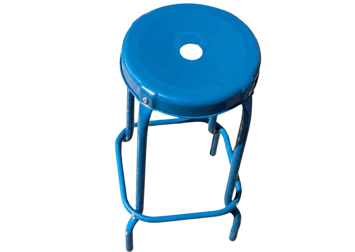 Tabouret en métal bleu à assise ronde perforée